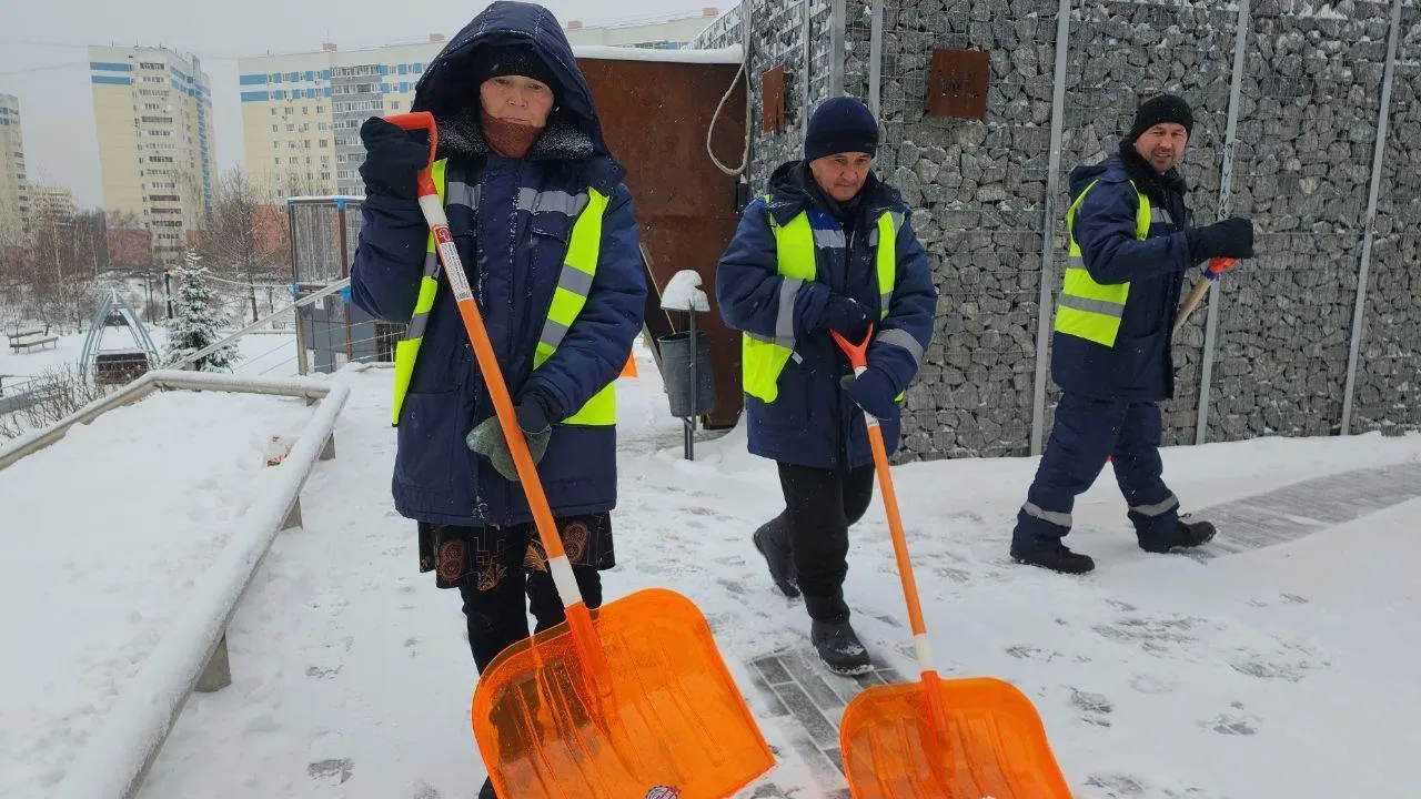 Коммунальщики убирают Ленинский. Фото: Мария Амелина