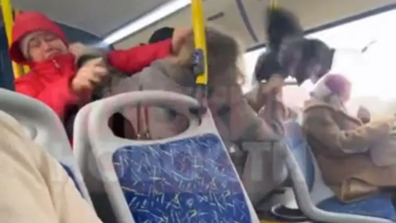 В Петербурге одна пенсионерка выкинула другую из автобуса в борьбе за место