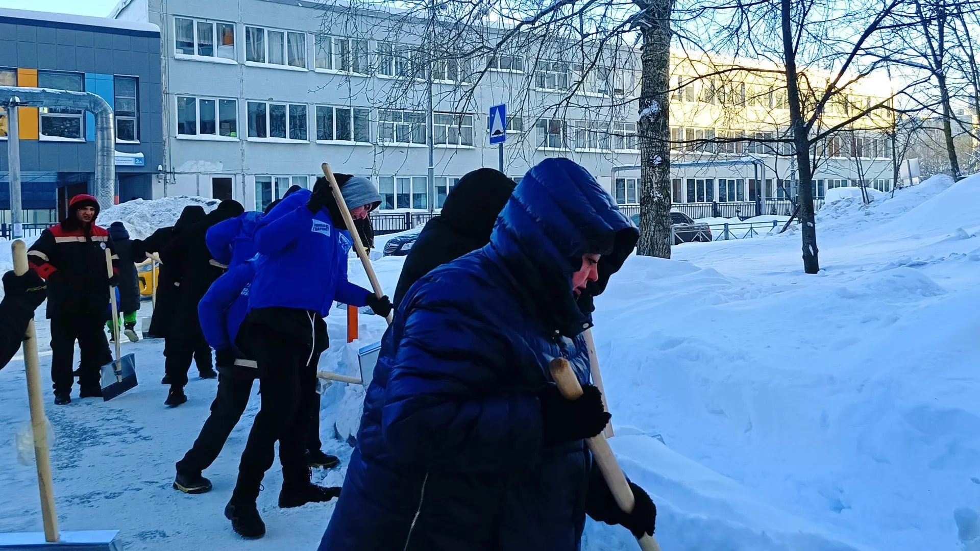 Депутаты с лопатами: в Химках организовали массовый субботник с печкой и чаем для борьбы со снегом