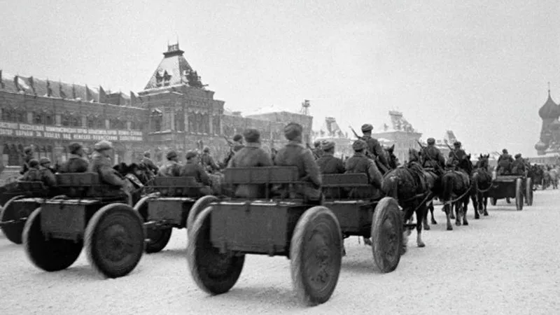 Историк: «Первый военный парад на Красной площади помог успокоить панику жителей Москвы»