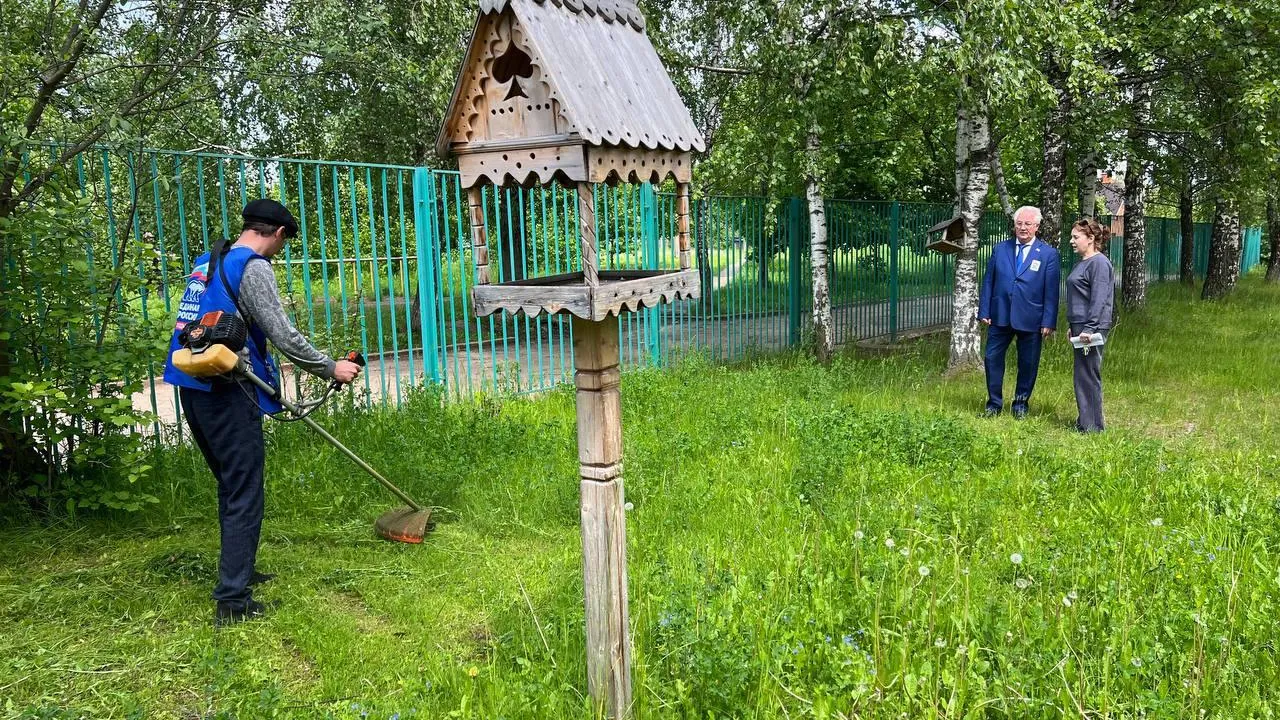 Члены «Единой России» помогли школе с покосом травы в Одинцово