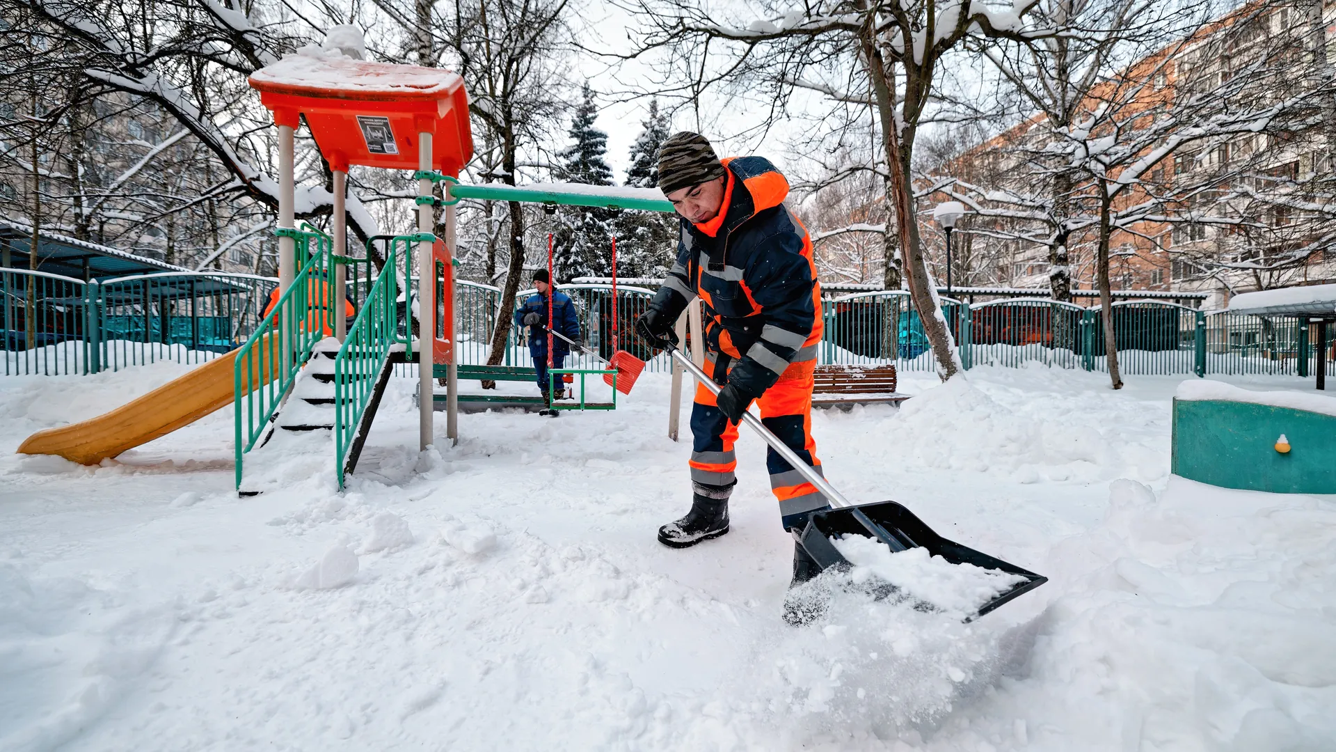 Уборка снега на детской площадке в поселке Большие Вяземы Одинцовского округа