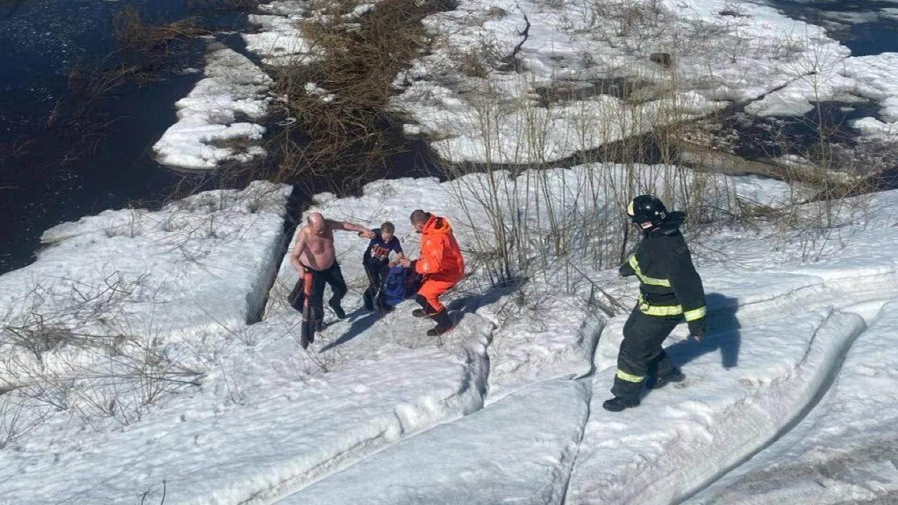 В Енисейске мужчина спас тонущего в ледяной реке ребенка