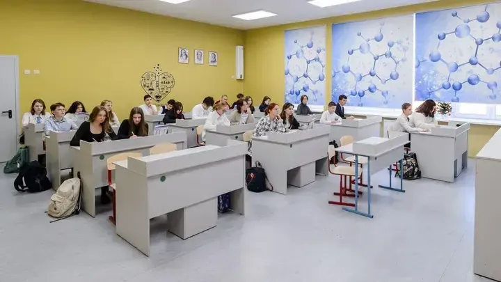 Прокуратура проверяет школы Уссурийска после запрета девочкам носить брюки