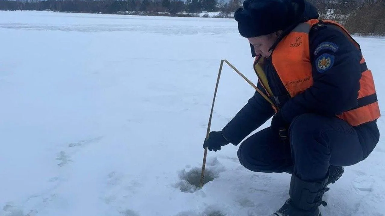 Подмосковным рыбакам напомнили о снижении прочности льда на водоемах