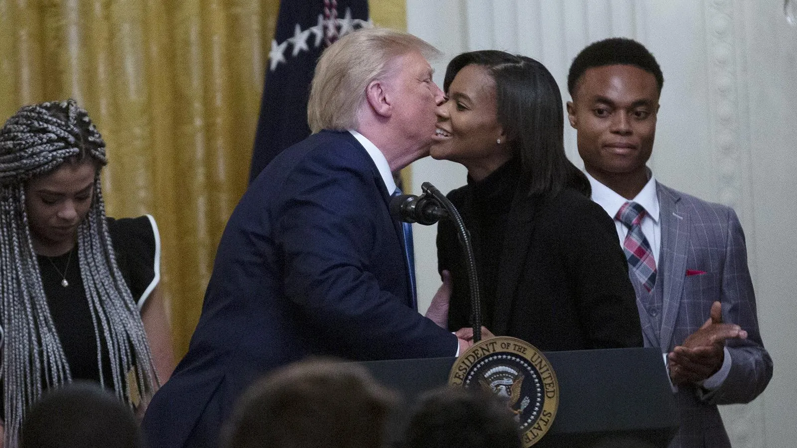 Поцелуй Кэндис Оуэнс с Трампом, Белый дом, 4 октября 2019 года. Stephanie Reynolds