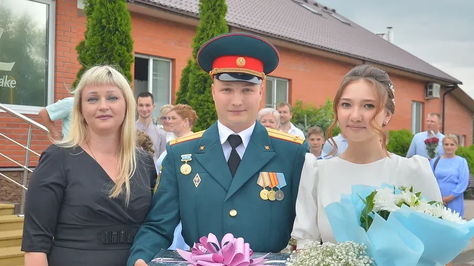 «Пришли в ЗАГС, попросили, чтобы открыли для нас дату»: пара из Шатуры поженилась в День семьи, любви и верности