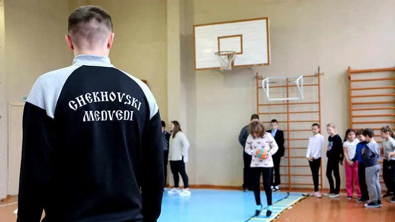 «Чеховские медведи» бесплатно обучат гандболу школьников и студентов округа