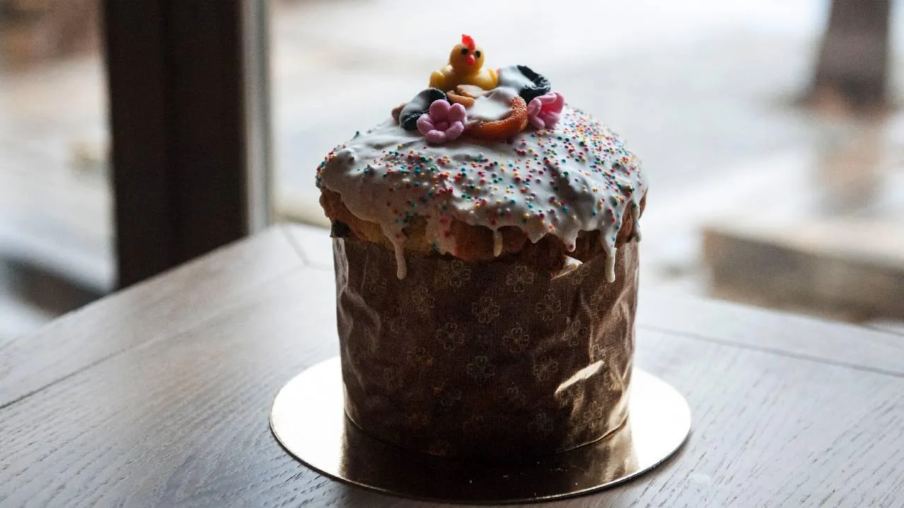 В России начали продавать глазированные верхушки куличей за 690 руб.