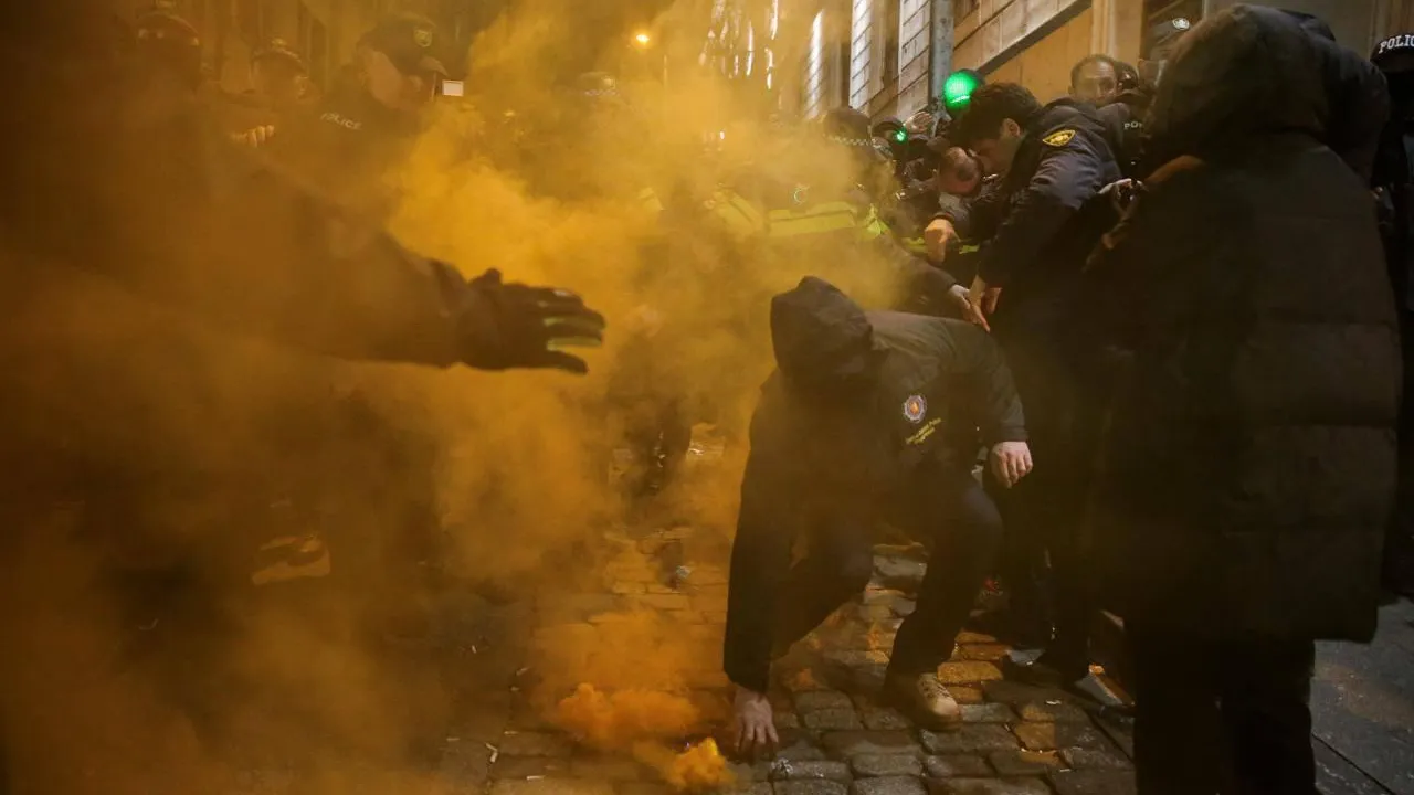 Полиция задержала на протестах мужчину за подготовку взрыва в Тбилиси