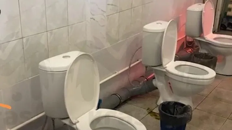 Не надо стесняться, айда на унитаз - общаться: в туалете Канска в Красноярском крае снесли все кабинки после ремонта