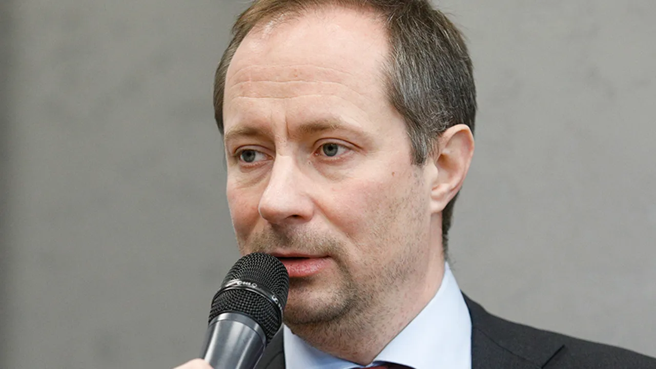 Депутат ГД Терюшков обвинил Макрона и «бабушку Брижит» в создании расы ЛГБТ во Франции