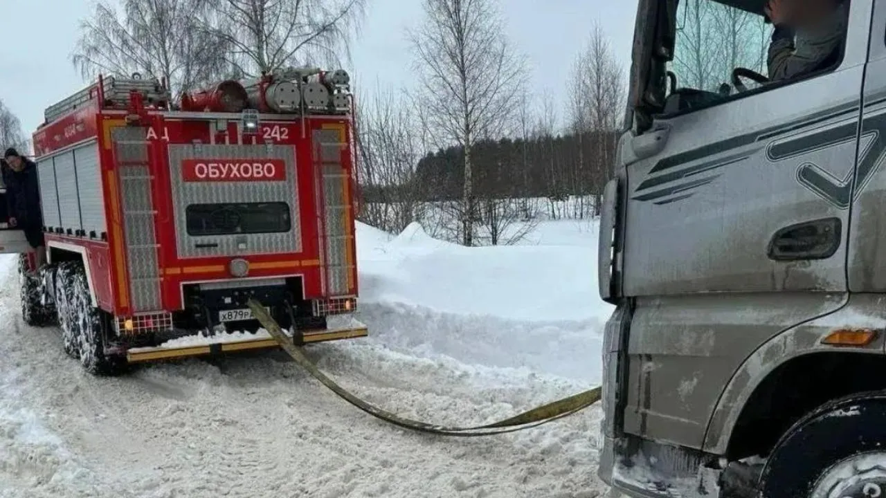 Работники ГКУ МО «Мособлпожспас» помогли водителям застрявших в снегу автомобилей в трех округах