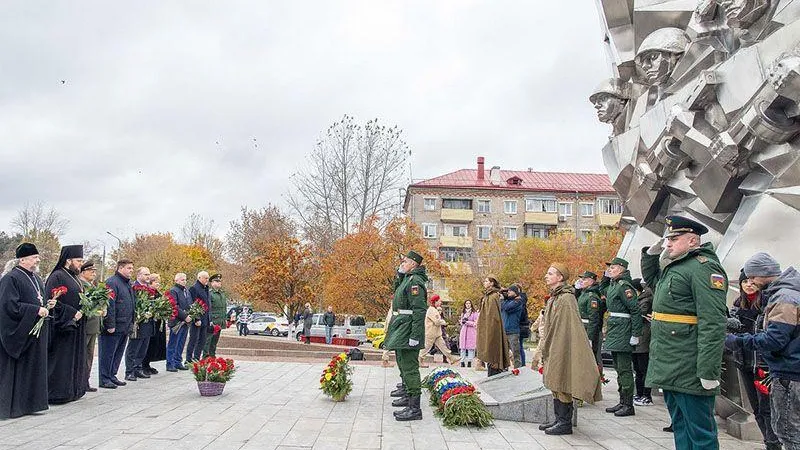 К монументу Подольским курсантам возложили венки и цветы