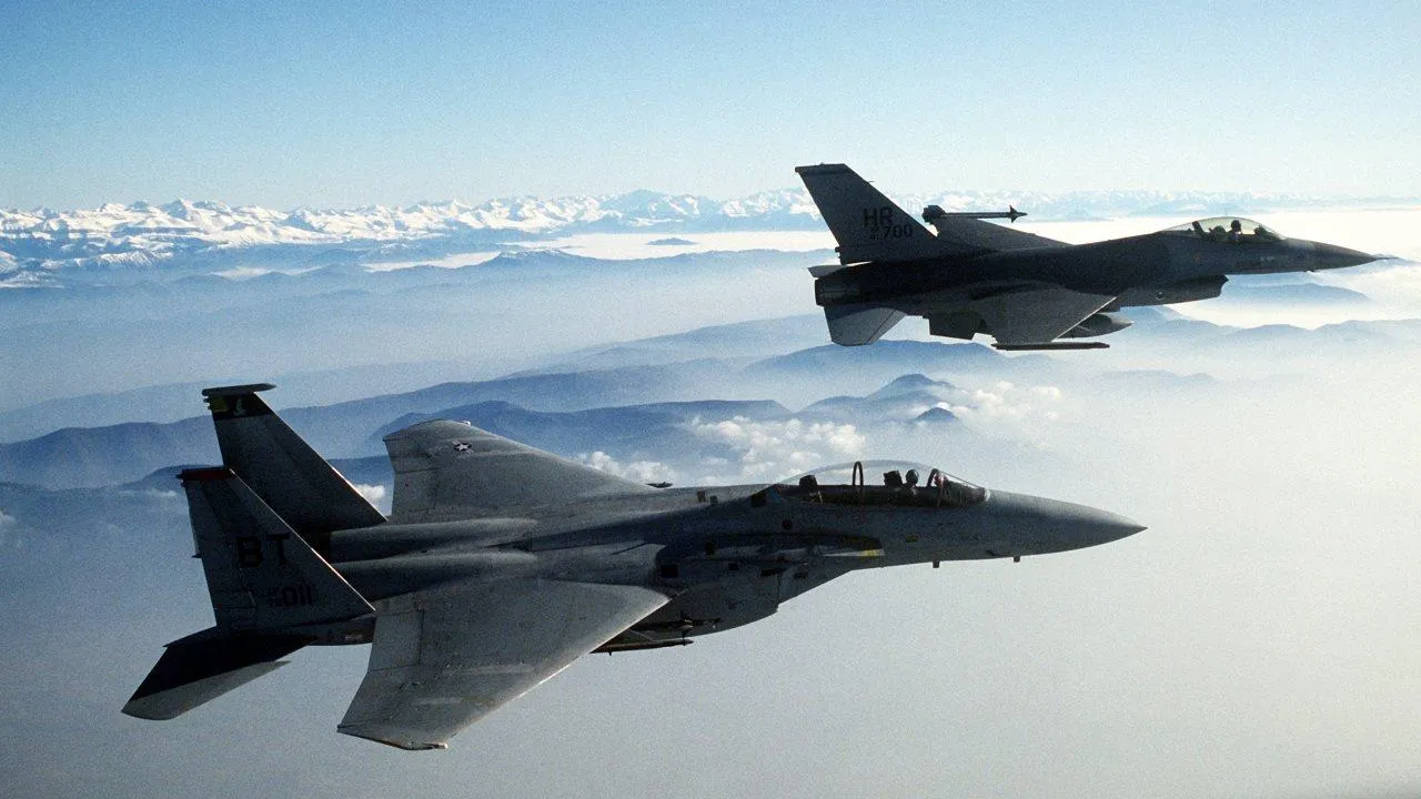 Портал InfoBRICS предрек истребителям F-16 участь трофеев на российских парадах