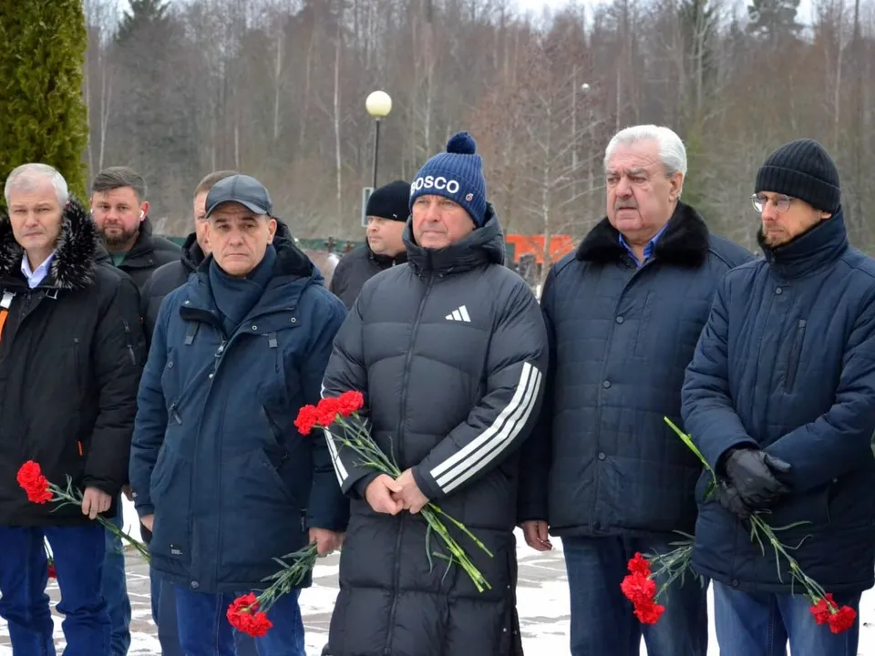 Замглавы города Владимир Парамонов (крайний слева), глава города Владимир Пирогов (второй слева), зампредседателя Мособлдумы Олег Рожнов (в центре), председатель Совета депутатов Александр Мостковой (второй справа), зампредседателя Совета депутатов Виталий Вышкварцев (крайний справа) Фото: администрация Краснознаменска