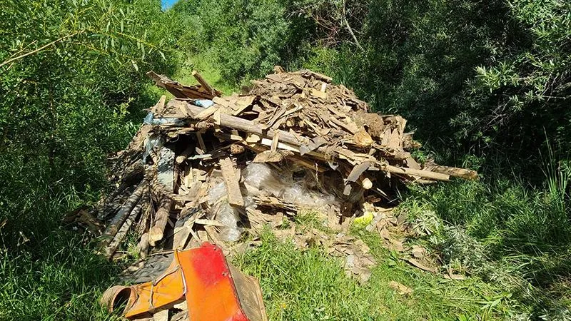 В заповедной зоне под Талдомом вывалили кучу мусора