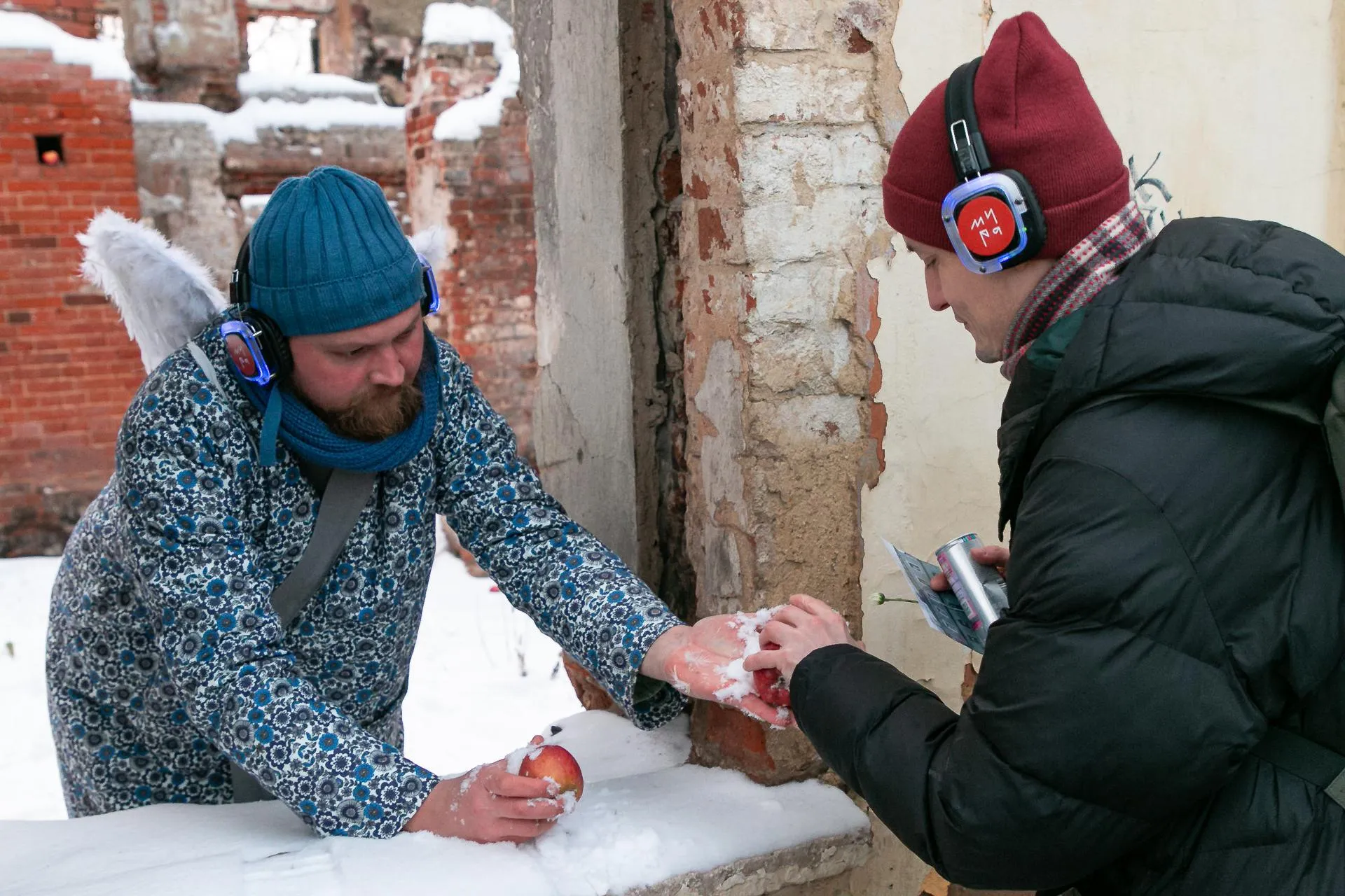 Дмитрий Мышкин (слева) в образе ангела