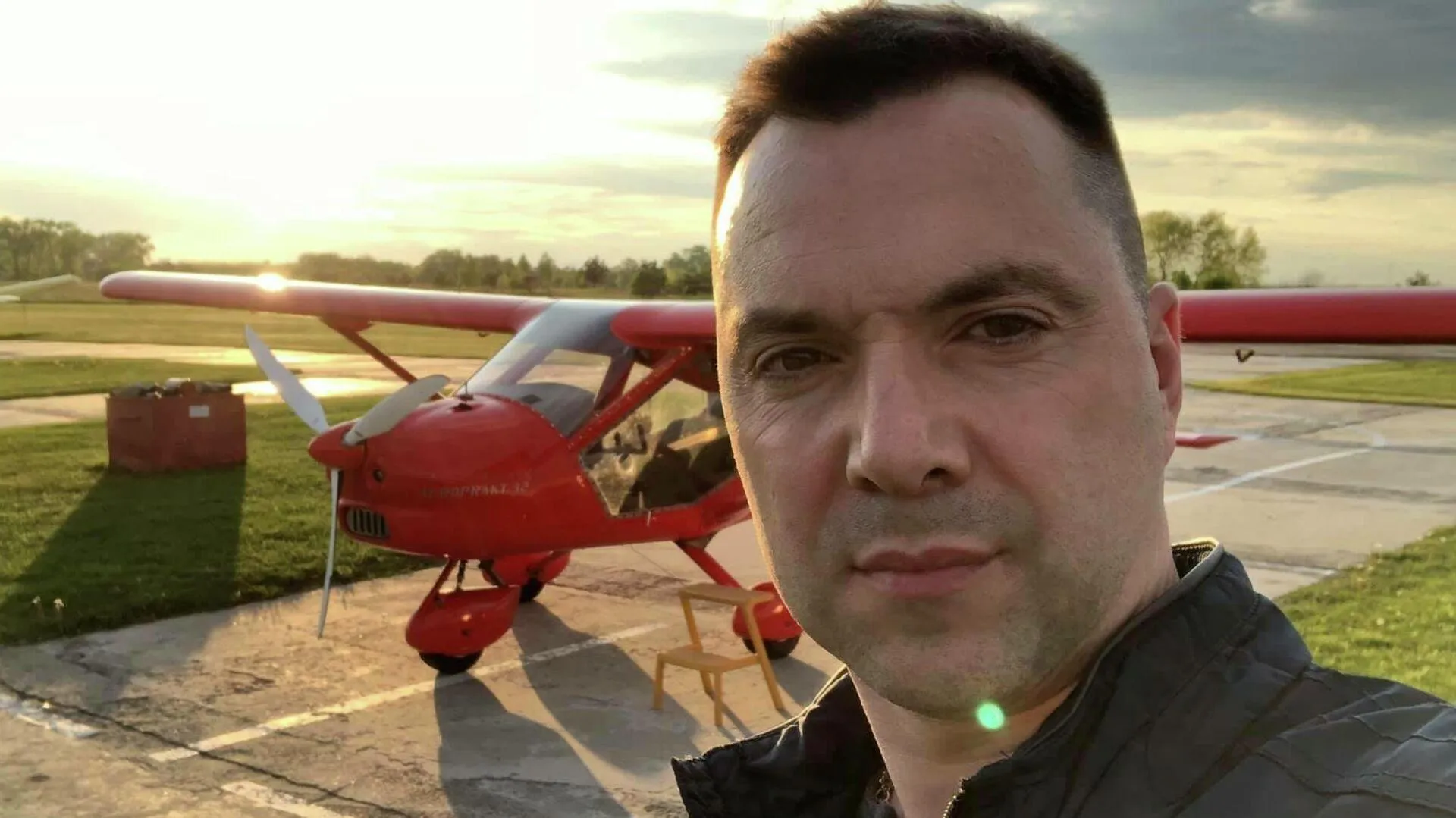 Алексей Арестович уволился после скандальных заявлений о взрыве в Днепропетровске.