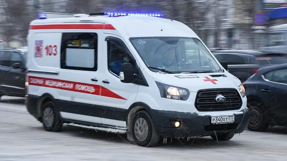Девушку в Подольске придавило металлическим павильоном во время урагана