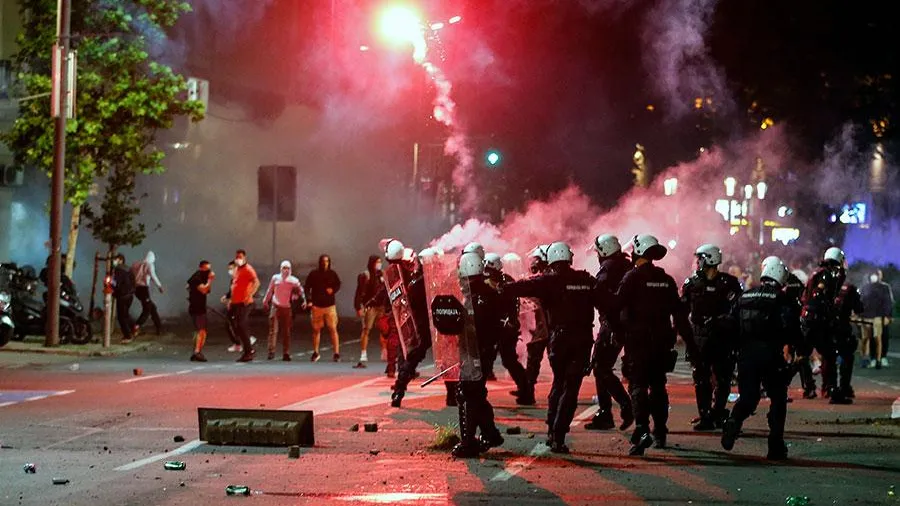 На неонацистском марше в факелами в Европе полицейский получил камнем по голове