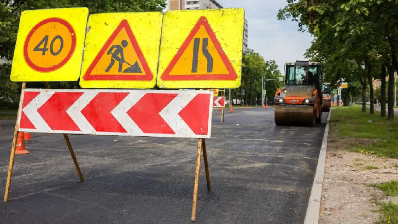 Более месяца в Кемерово не ликвидируют полуметровую яму на проезжей части