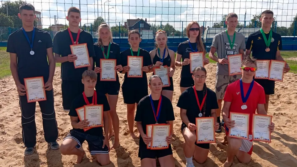 Мария Кашкина и Софья Васильчикова (внизу в центре). Фото: vk.com/МАУ Дворец спорта «Зарайск»