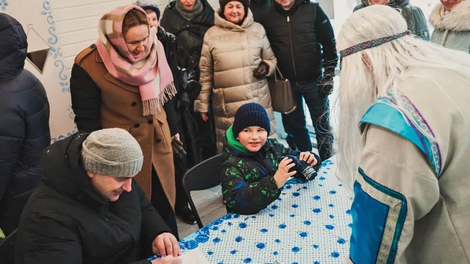 Глава округа Сергей Джеглав (слева) посетил избу Мороза Ивановича в парке Свердловский. Фото: пресс-служба администрации г.о. Лосиино-Петровский