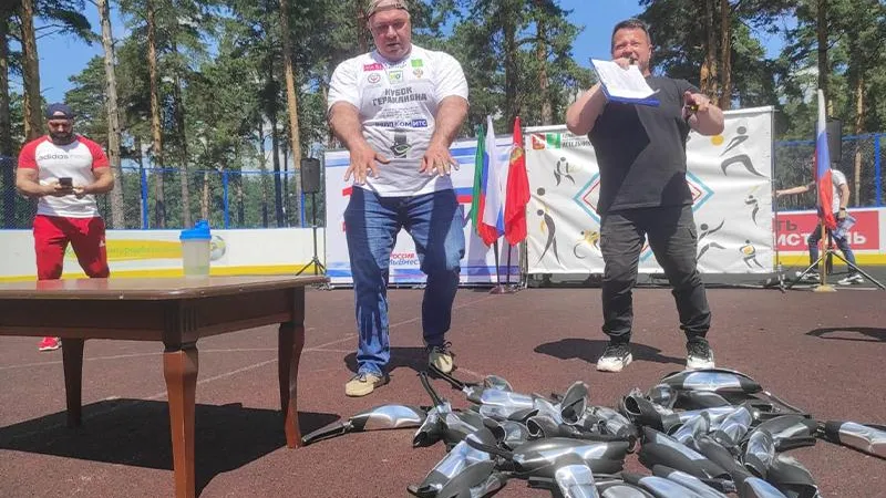 «Русский Халк» о своем новом мировом рекорде со скрученными сковородами: «Руки были настолько порезаны – чуть не брызнула кровь»