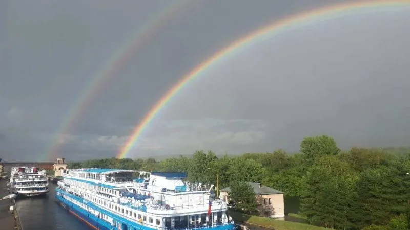 Жители Подмосковья запечатлели первую осеннюю радугу