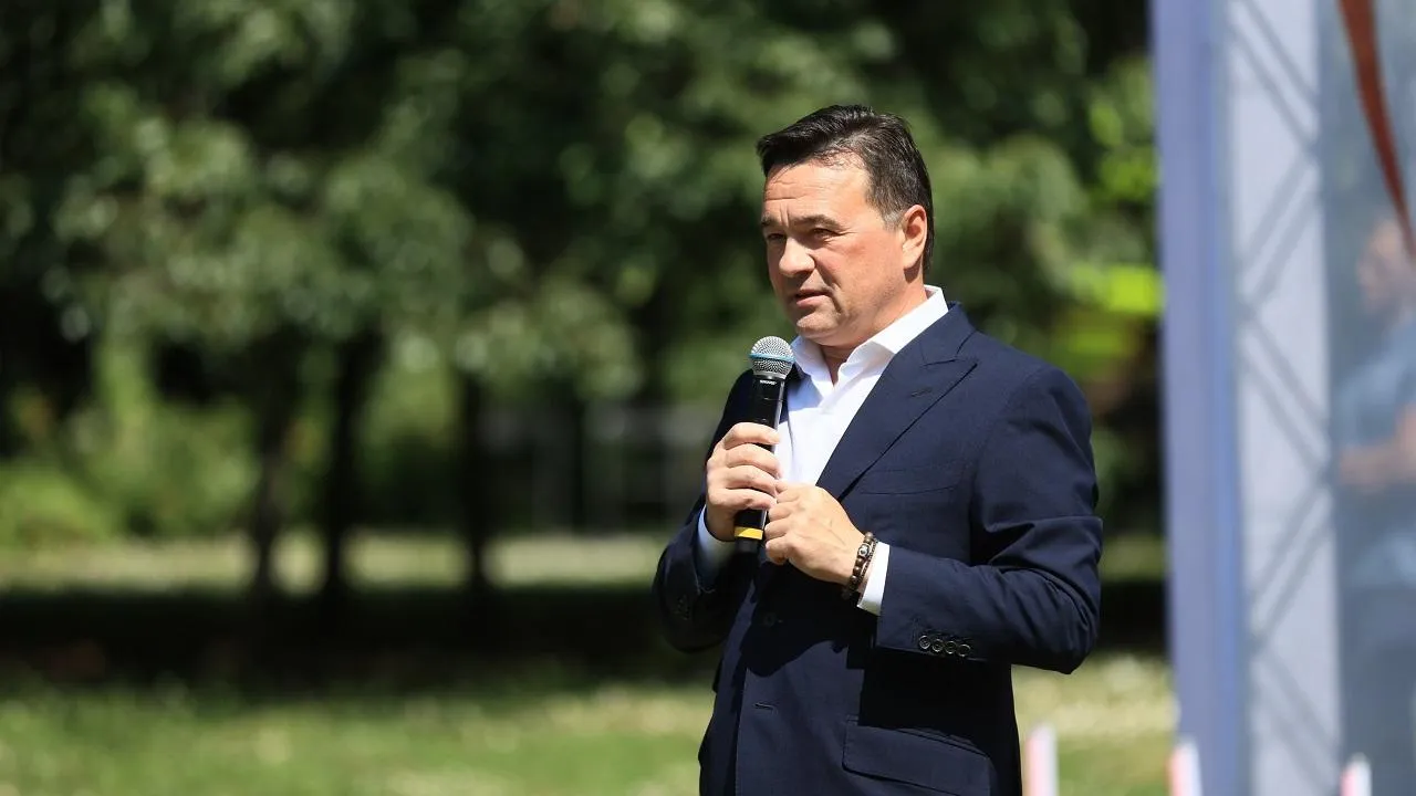 Губернатор Подмосковья поздравил медиков с профессиональным праздником и вручил им областные награды