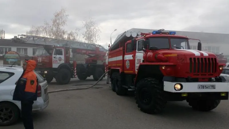 Пожар охватил торговые ряды в Волоколамске