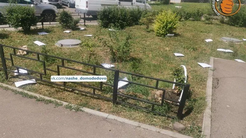 «Снег» из рекламных буклетов посыпался с многоэтажки на жителей Домодедово