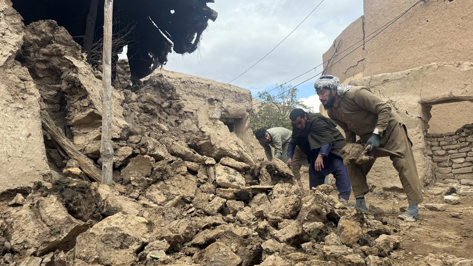 Афганские крестьяне разбирают завалы. Saifurahman Safi