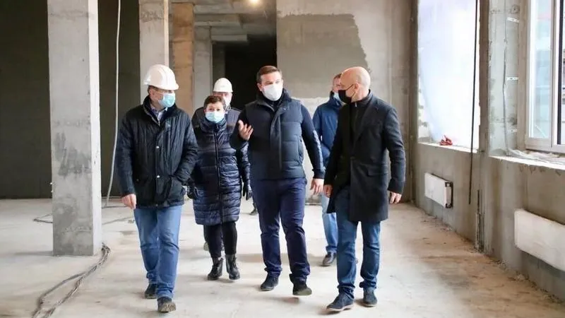Дмитрий Абаренов и Владимир Локтев проверили ход строительства школы в Тропарево