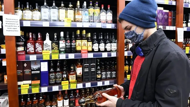 Плюсы повышения возраста продажи алкоголя до 21 года назвал подмосковный эксперт