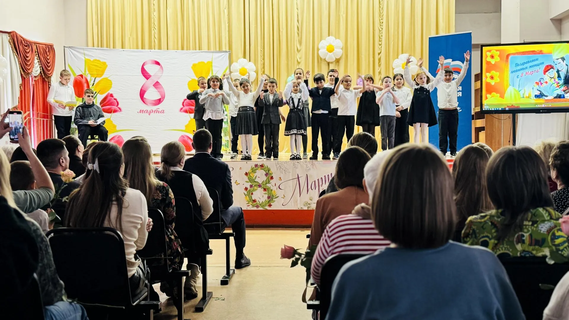 Мамы, бабушки и героини: «Букет поздравлений» собрали лицее № 21 в Химках