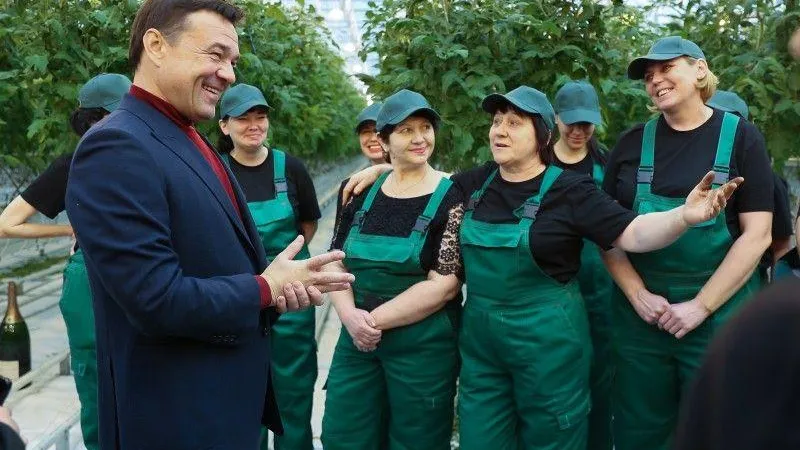 Овощи без химикатов. Андрей Воробьев осмотрел новый тепличный комплекс в Серпухове