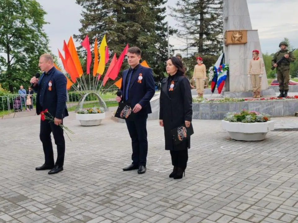Глава городского округа Черноголовки Роман Хожаинов (на фото слева) вместе с другими жителями почтил память воинов, отстоявших Родину в Великой Отечественной войне. Фото: пресс-служба администрации г.о. Черноголовка