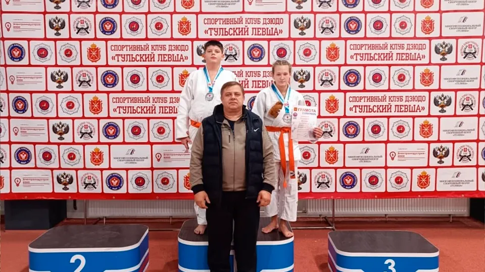 Тренер Александр Афонин (в черном) со своими воспитанниками Миланой Кузьминой и Матвеем Стряпуниным. Фото: vk.com/МАУ Дворец спорта «Зарайск»