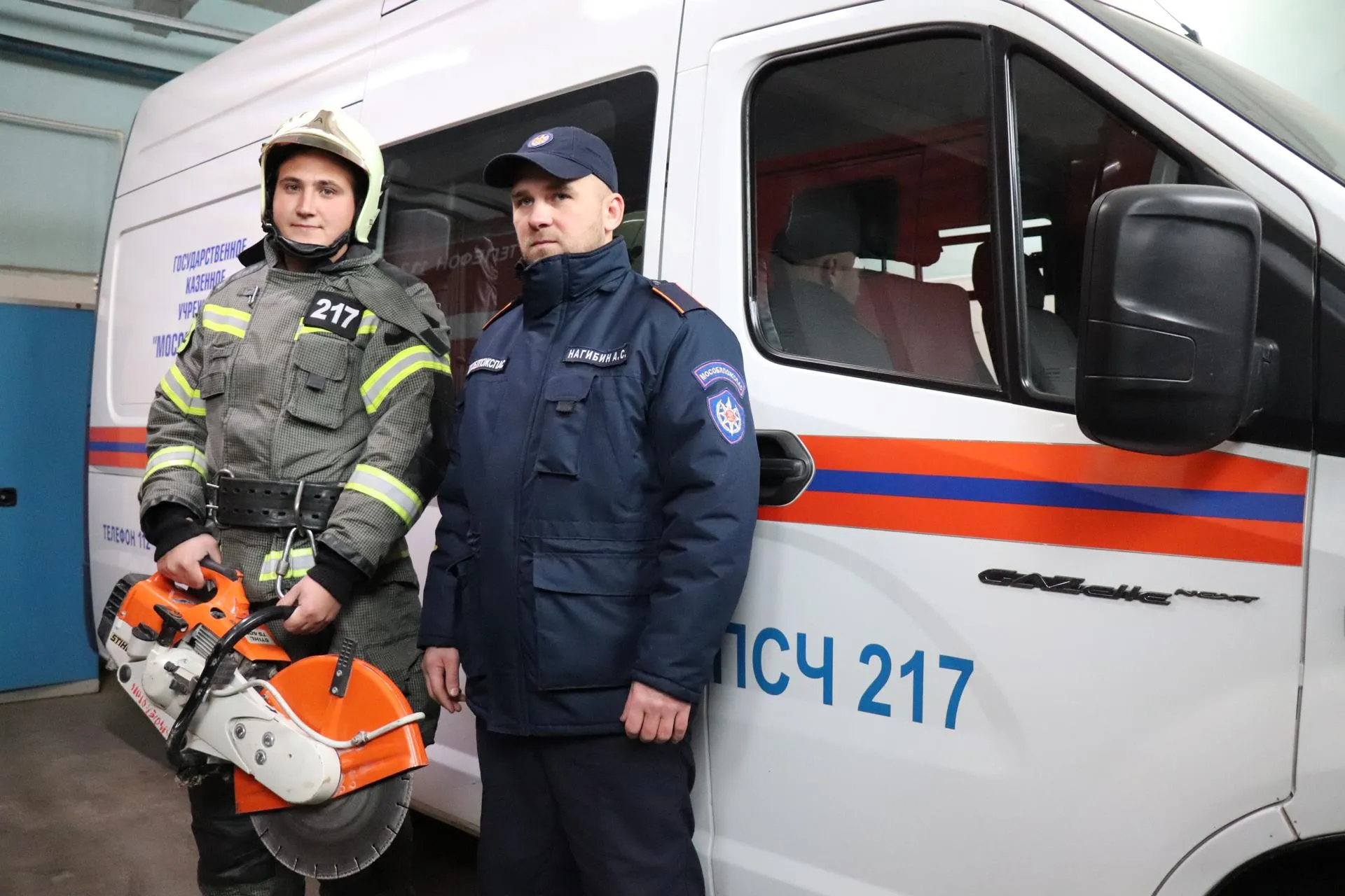 Спасатели Алексей Штабе (слева) и Алексей Нагибин.