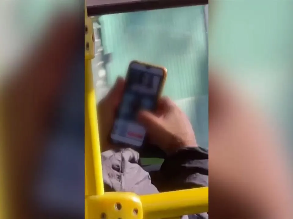 «Нарушил ПДД»: озвучено наказание для водителя, который смотрел порно за рулем автобуса