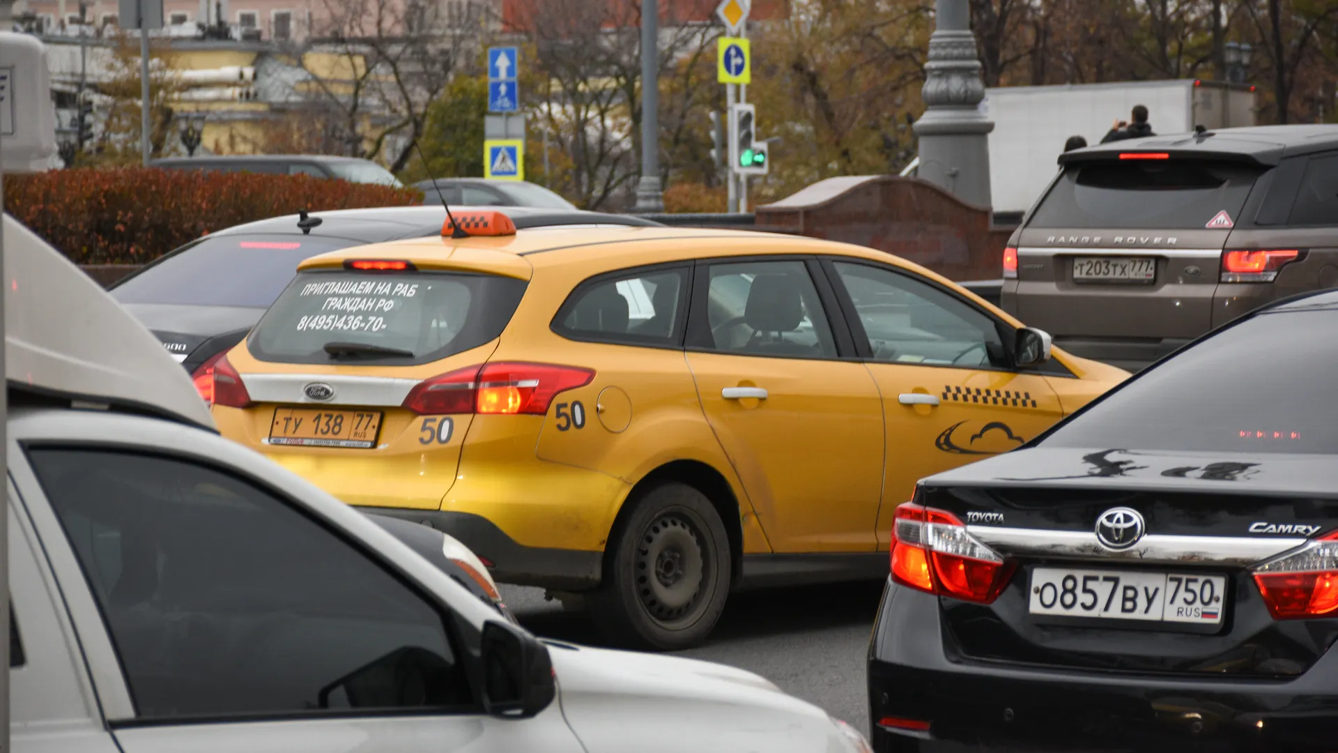 Повседневная жизнь города в Москве осенью