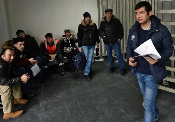 Посетители в многофункциональном миграционном центре Москвы близ деревни Сахарово, где оказывают услуги для трудовых мигрантов.