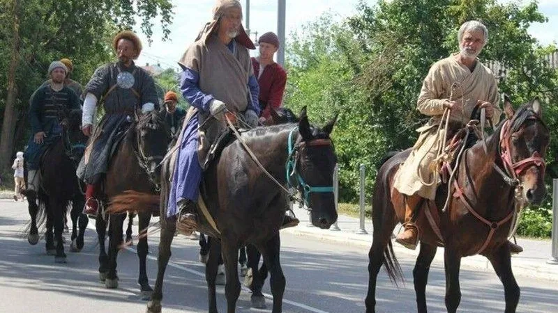Конную дружину реконструкторов похода Александра Невского встретили в Волоколамске