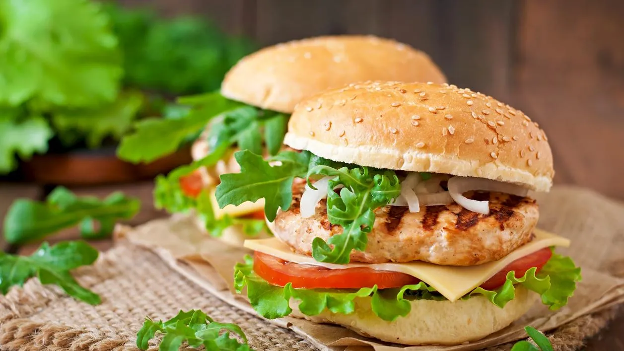 «Сладкая ловушка». В России предложили запретить рекламу вредных продуктов для детей