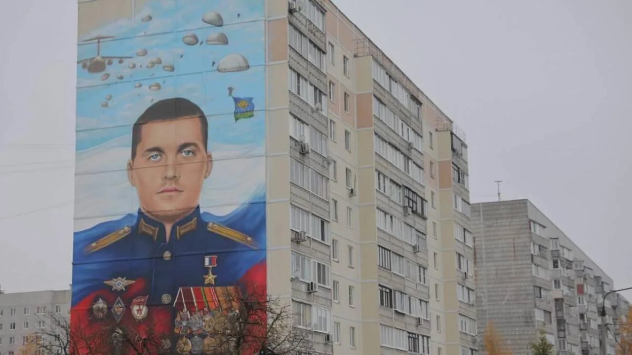 Изображения бойцов СВО появляются на фасадах домов в Подмосковье