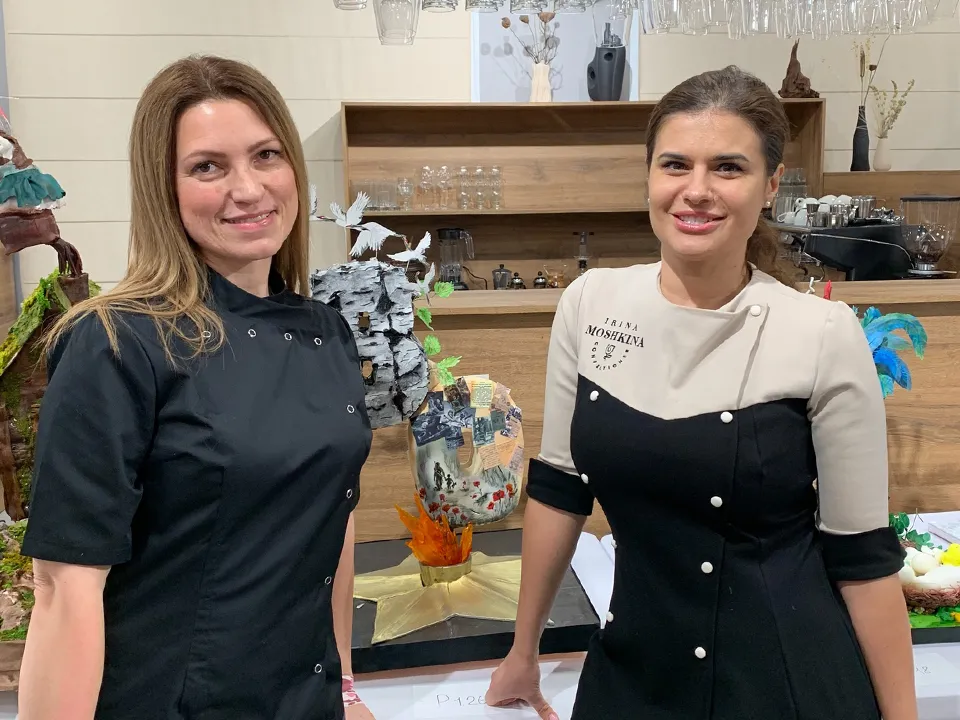 Наталья с судьей Ириной Мошкиной (Россия) — ведущим экспертом в кремовой и шоколадной флористике.  Фото: личный архив Натальи Лапшовой
