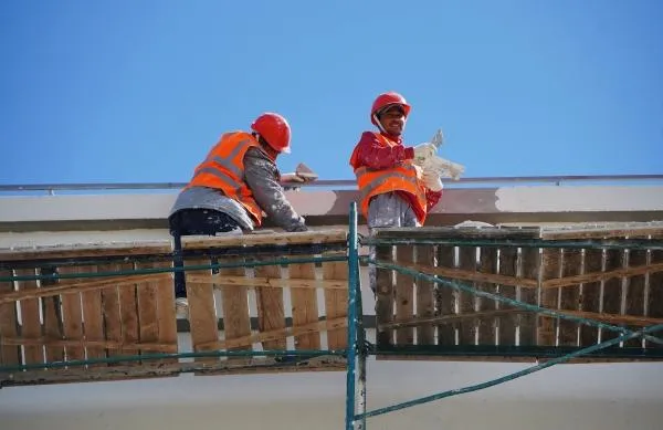 Рабочие на строительстве школы в микрорайоне Невском в Мариуполе