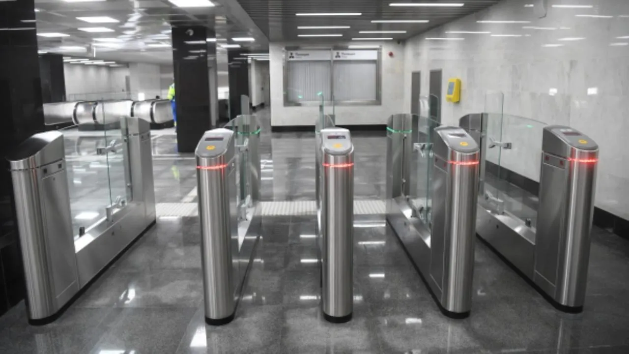 Москвичка выместила злость на турникете в метро и разбила его створку